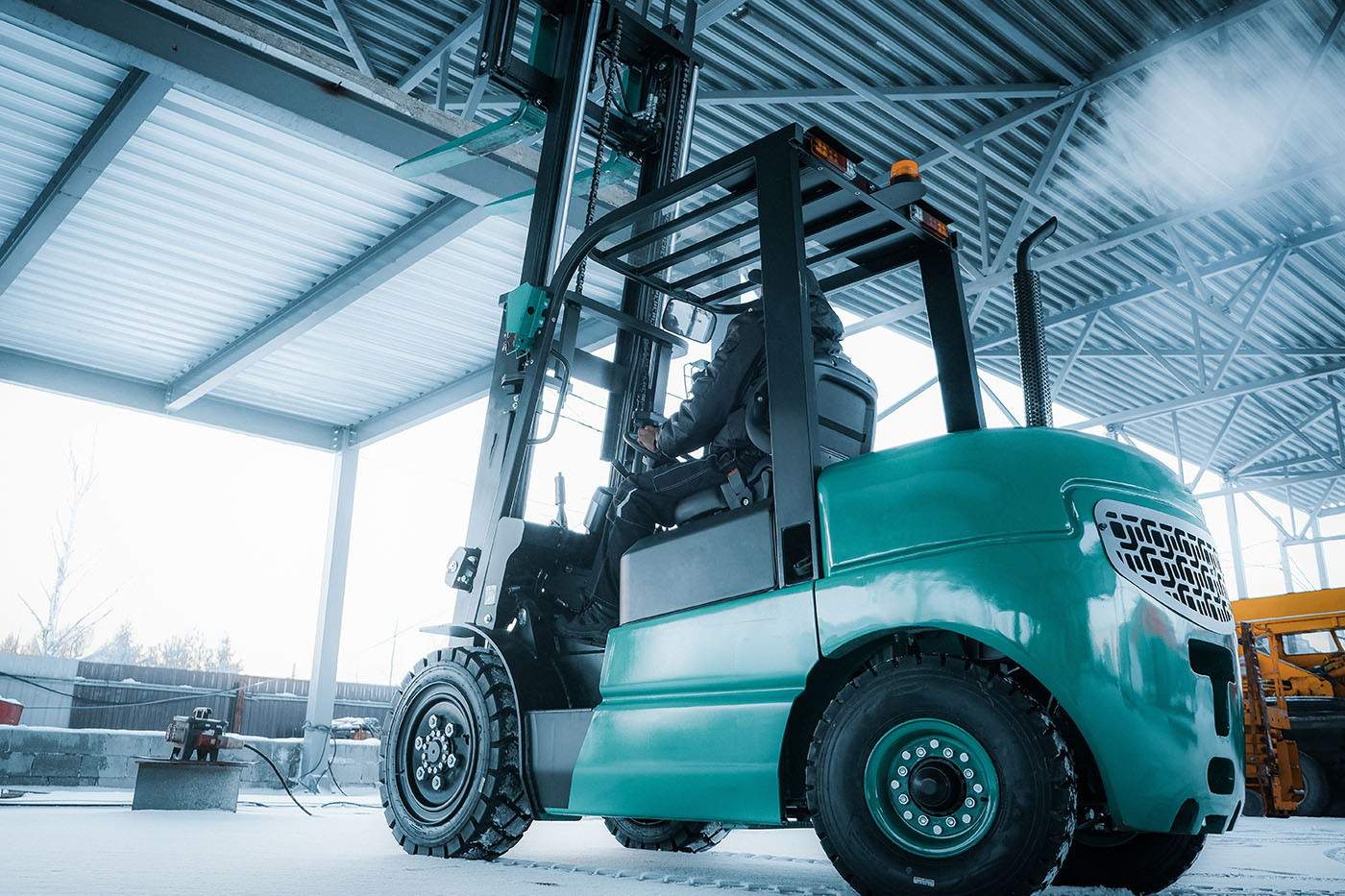 How to Choose Between Renting and Buying Forklifts in 2025