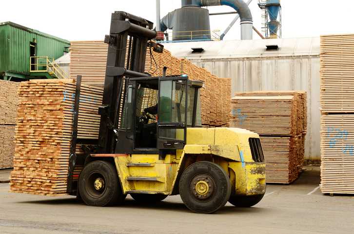 How to Choose the Right Forklift for a Lumber Yard: Capacity, Tires, and Attachments